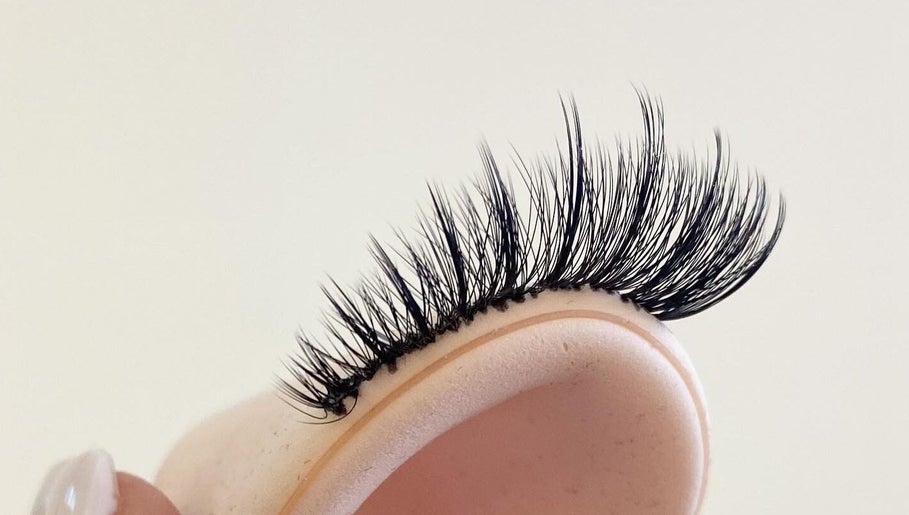 Mobile Eyelash Extensions London image 1