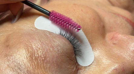 Mobile Eyelash Extensions London image 2