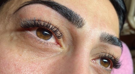 Mobile Eyelash Extensions London image 3