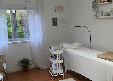 Sala de tratamento relaxante em Karen Gouveia Beauty & Co., Braga, Braga, PT, com mesa de massagem e decoração suave.