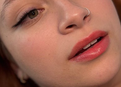 Close-up de rosto com maquiagem suave no Karen Gouveia Beauty & Co., Braga, Braga, PT.