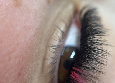 Olho detalhado com extensões de cílios em Karen Gouveia Beauty & Co., Braga, Braga, PT.