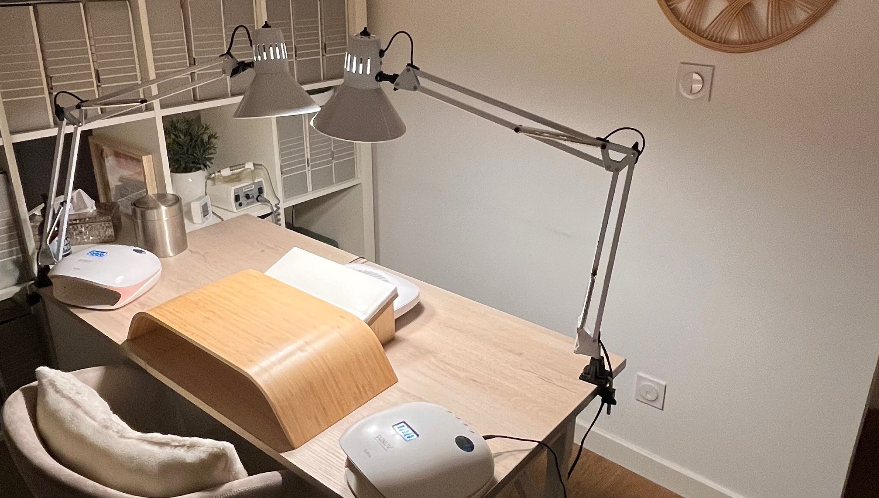 Poste de manucure élégant à La belle griffe, Craponne, Auvergne-rhône-alpes, FR.