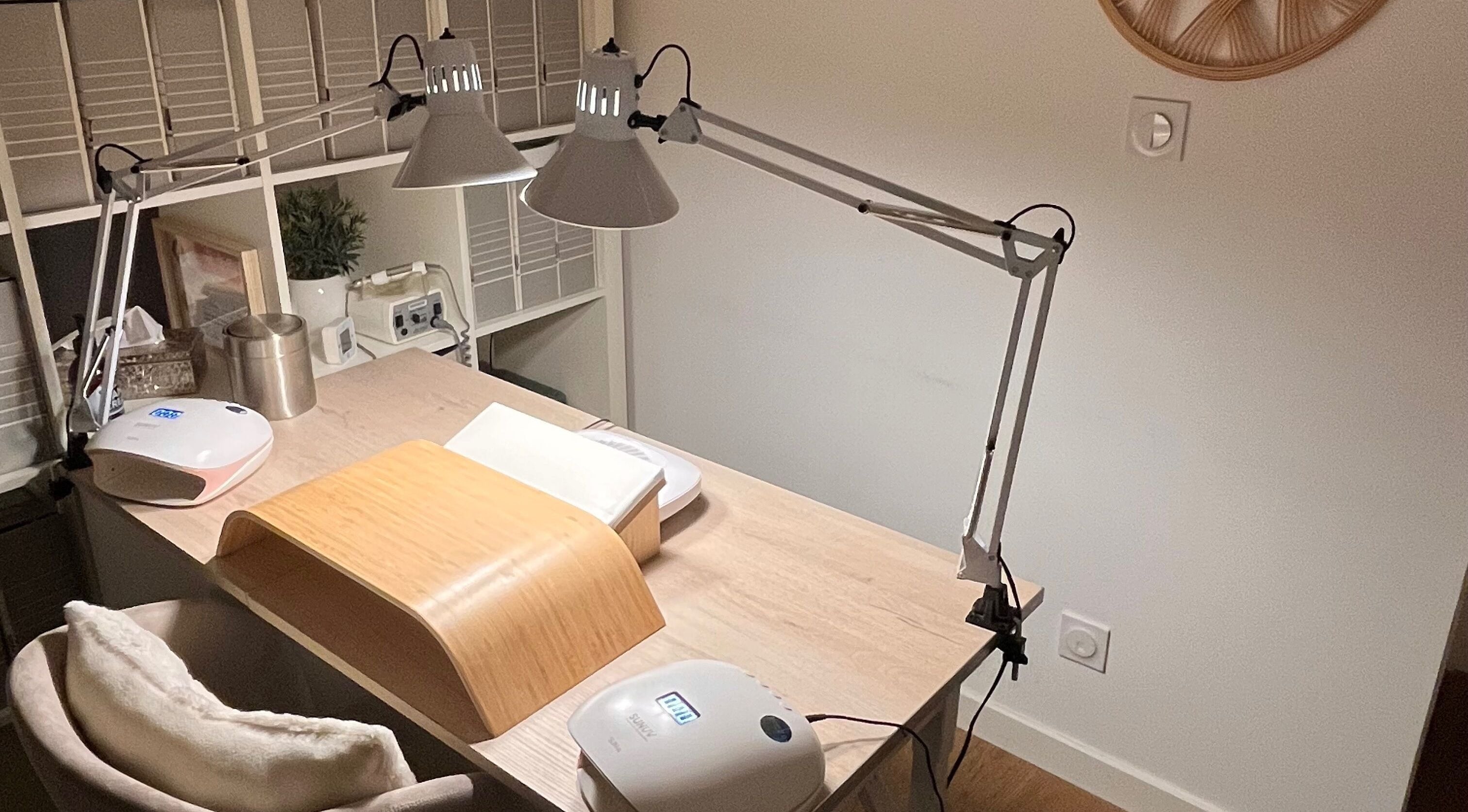 Poste de manucure élégant à La belle griffe, Craponne, Auvergne-rhône-alpes, FR.