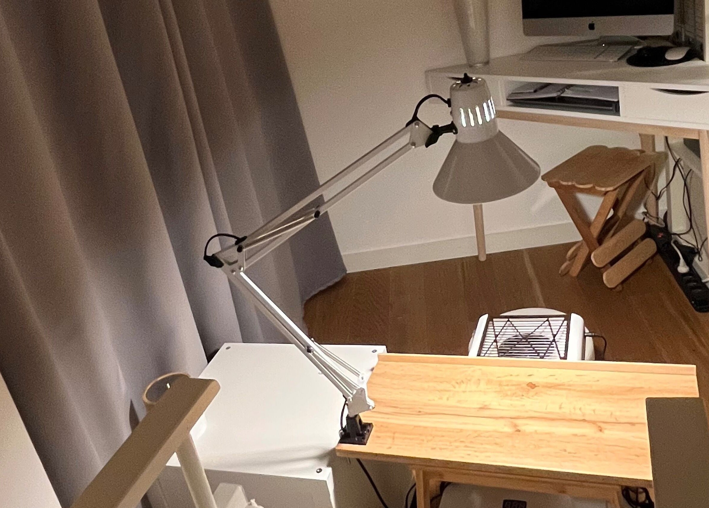 Coin de travail élégant à La belle griffe, Craponne, Auvergne-rhône-alpes, FR avec bureau et lampe moderne.