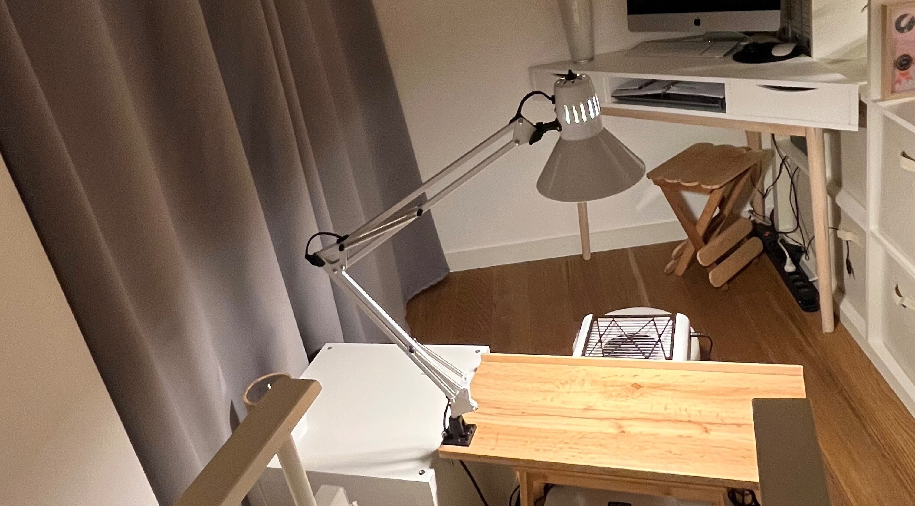 Coin de travail élégant à La belle griffe, Craponne, Auvergne-rhône-alpes, FR avec bureau et lampe moderne.