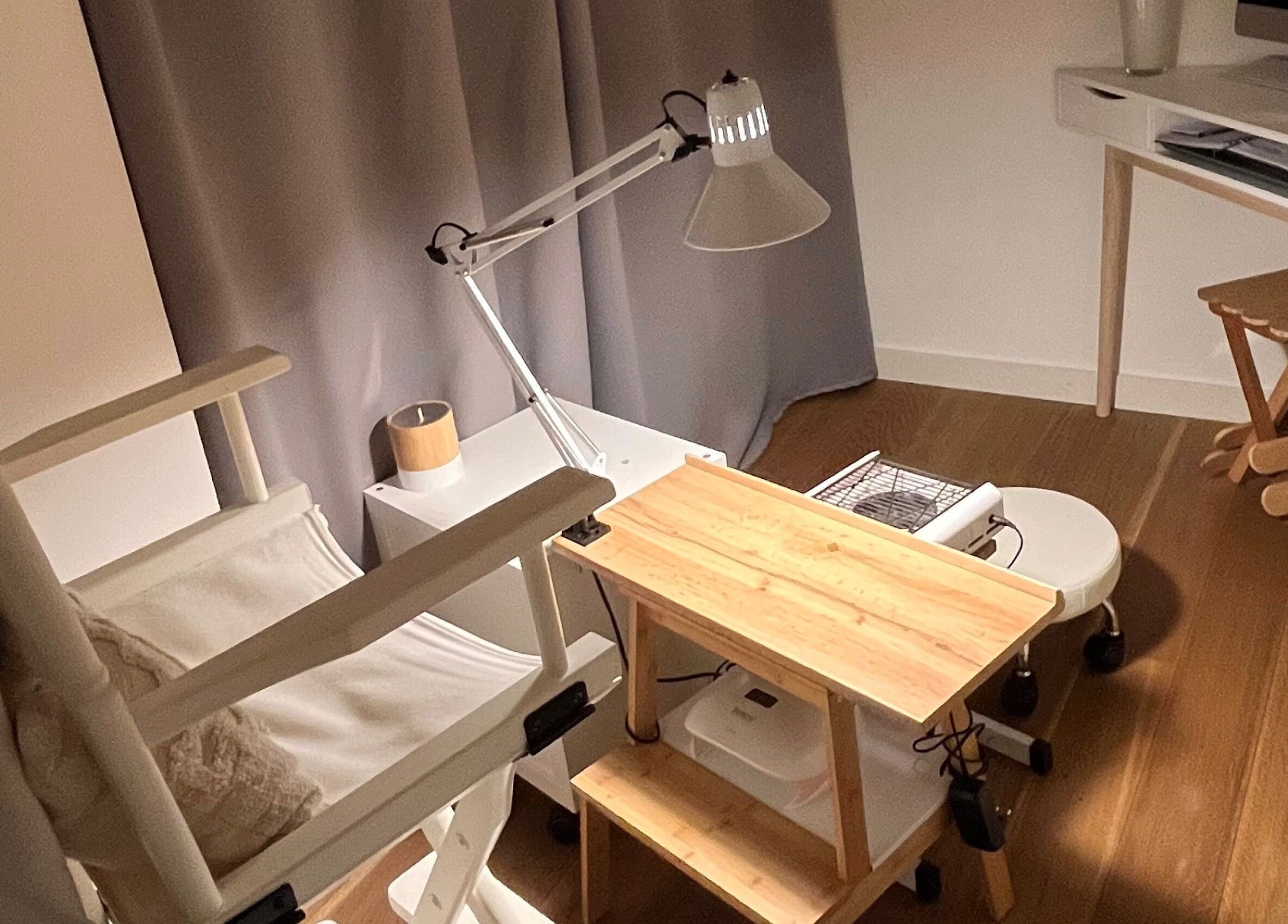 Intérieur élégant à La belle griffe, Craponne, Auvergne-rhône-alpes, FR avec chaise, lampe et bureau.