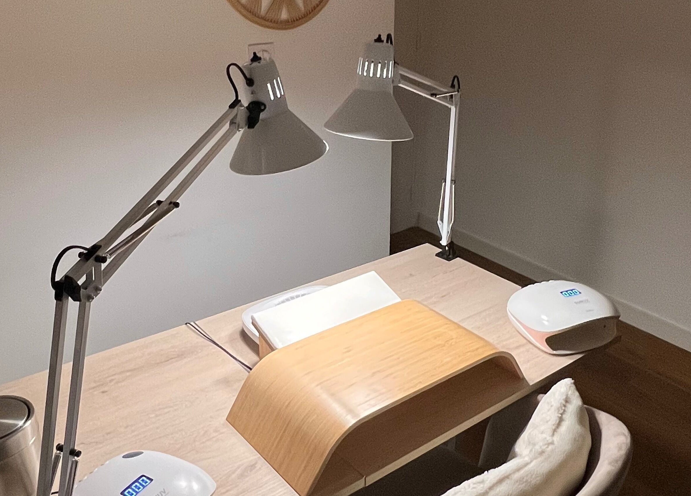 Table de manucure élégante à La belle griffe, Craponne, Auvergne-rhône-alpes, FR.