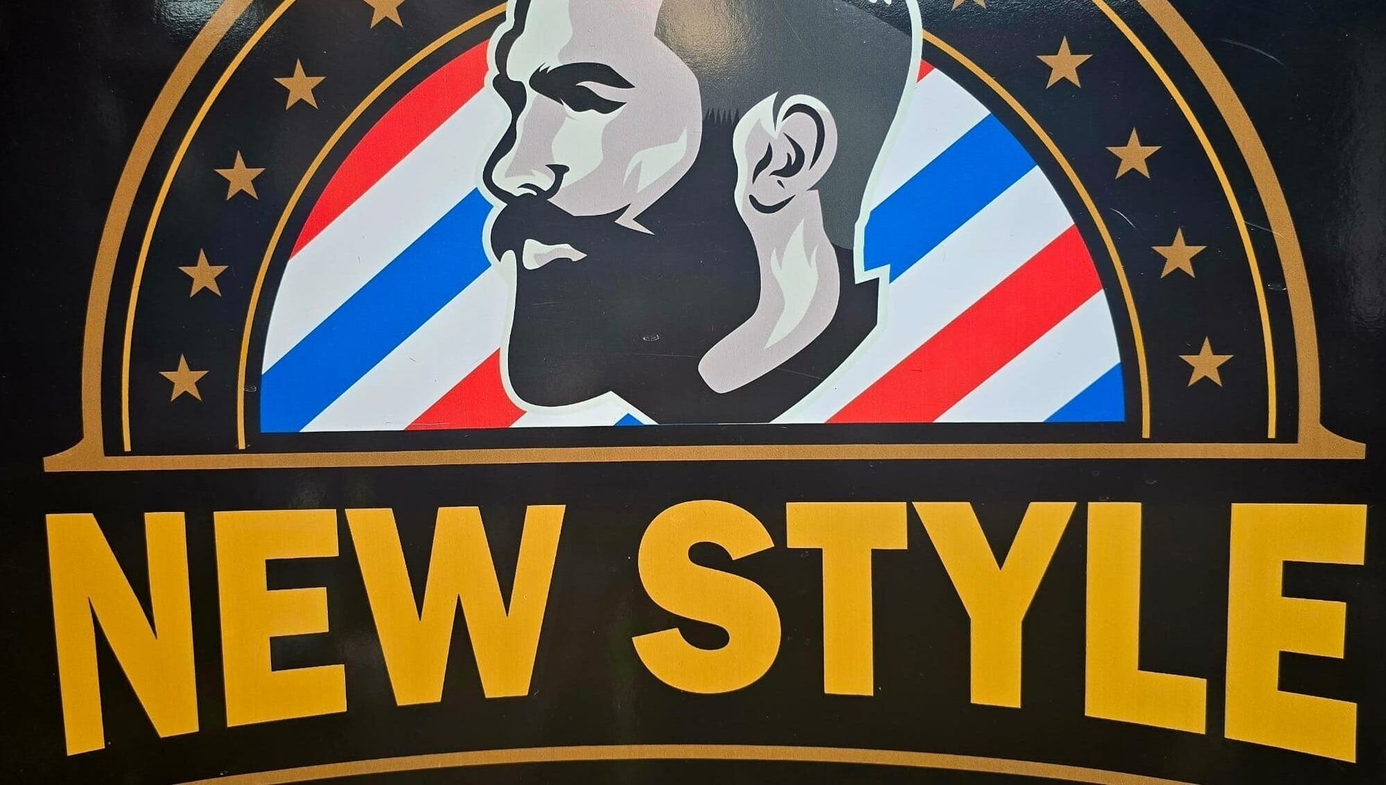 شعار حلاق نيو ستايل في جرونينجن، هولندا بواجهة جذابة بألوان زاهية.