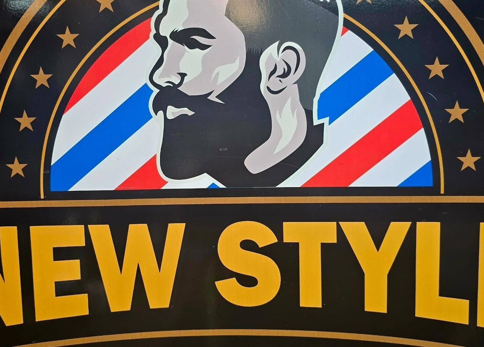 شعار حلاق نيو ستايل في جرونينجن، هولندا بواجهة جذابة بألوان زاهية.