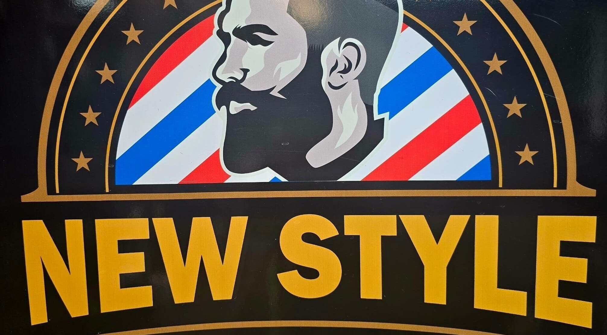 شعار حلاق نيو ستايل في جرونينجن، هولندا بواجهة جذابة بألوان زاهية.