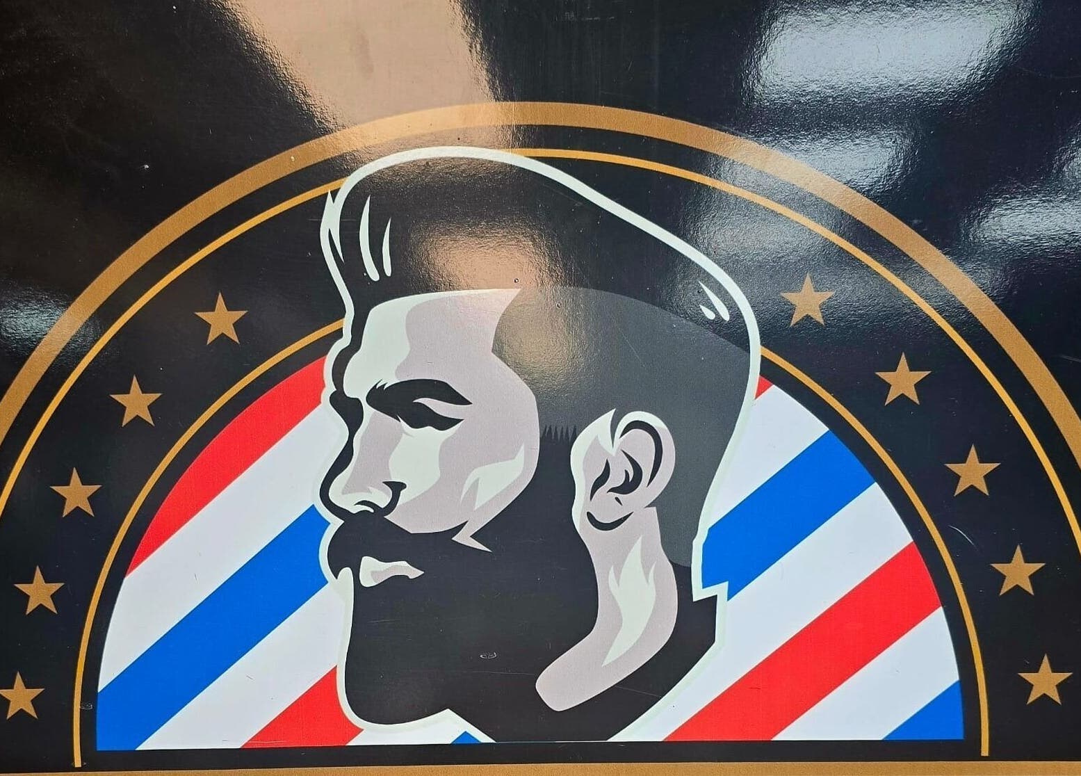 شعار حديث لـ New Style Barbershop في غرونينغن، غرونينغن، NL يعرض وجهًا رجوليًا أنيقًا مع نجوم وخلفية بالألوان.