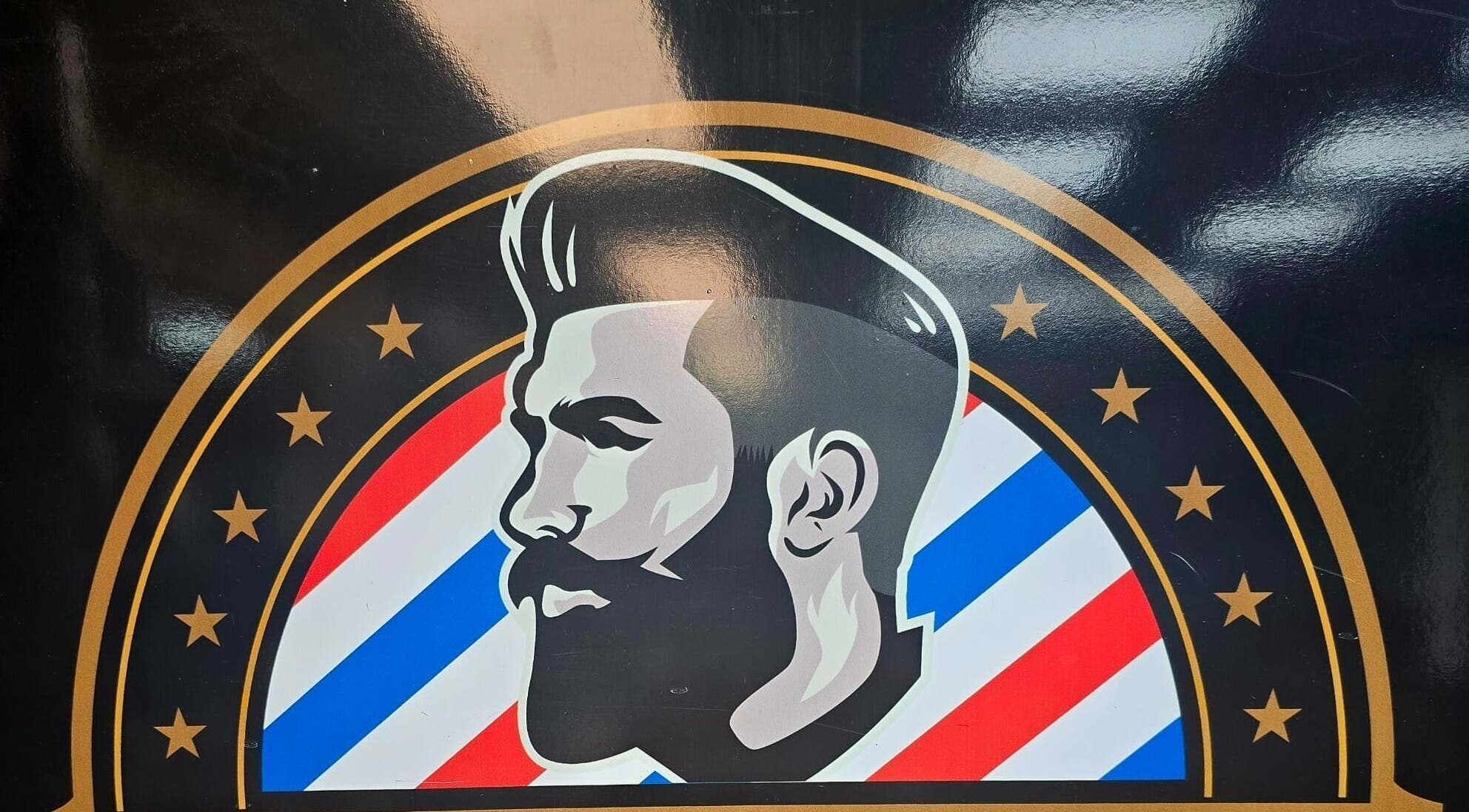 شعار حديث لـ New Style Barbershop في غرونينغن، غرونينغن، NL يعرض وجهًا رجوليًا أنيقًا مع نجوم وخلفية بالألوان.