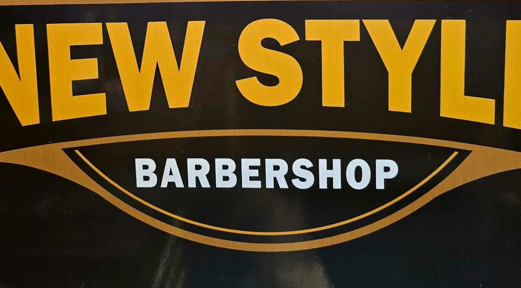 واجهة متجر New Style Barbershop في غرونينغن، غرونينغن، NL بتصميم عصري وجذاب.