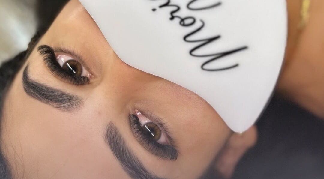 Extensiones de pestañas en Morigan's Lash&Studio, Tirrases, San José, CR para realzar la belleza natural.