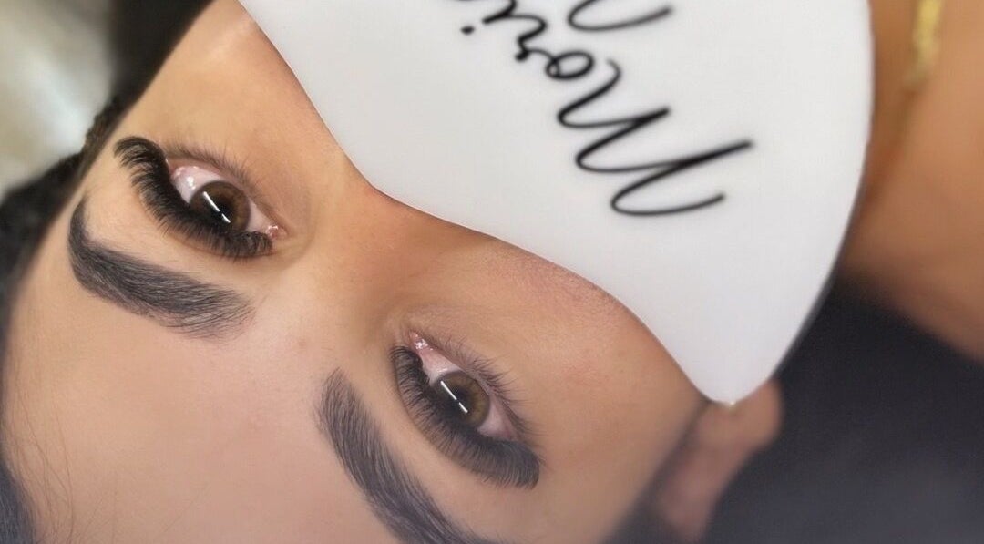 Extensiones de pestañas en Morigan's Lash&Studio, Tirrases, San José, CR para realzar la belleza natural.