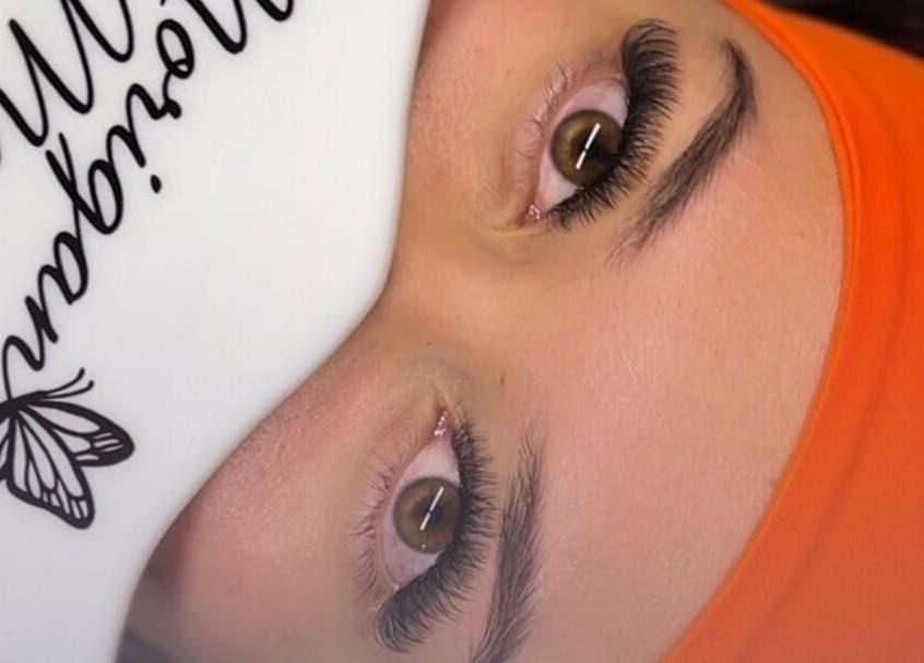 Ojos con pestañas extendidas en Morigan's Lash&Studio, Tirrases, San José, CR, mostrando elegancia y detalle.
