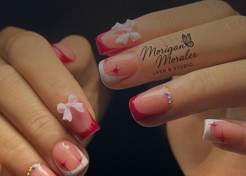 Arte de uñas detallado en Morigan's Lash&Studio, Tirrases, San José, CR, con diseño rojo y blanco.