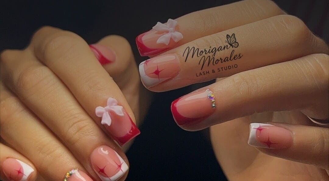 Arte de uñas detallado en Morigan's Lash&Studio, Tirrases, San José, CR, con diseño rojo y blanco.
