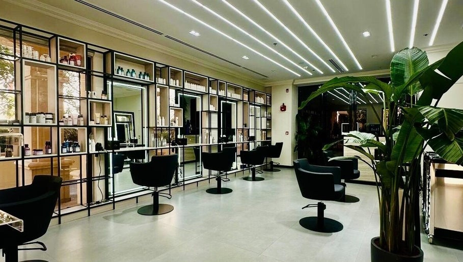 Mike's Beauty Lounge, bild 1