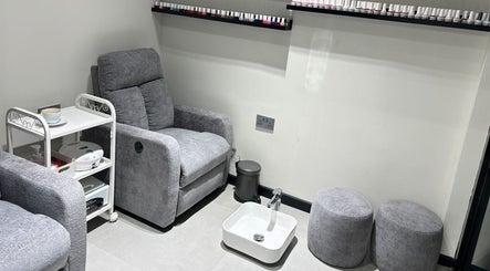 Mike's Beauty Lounge, bild 3