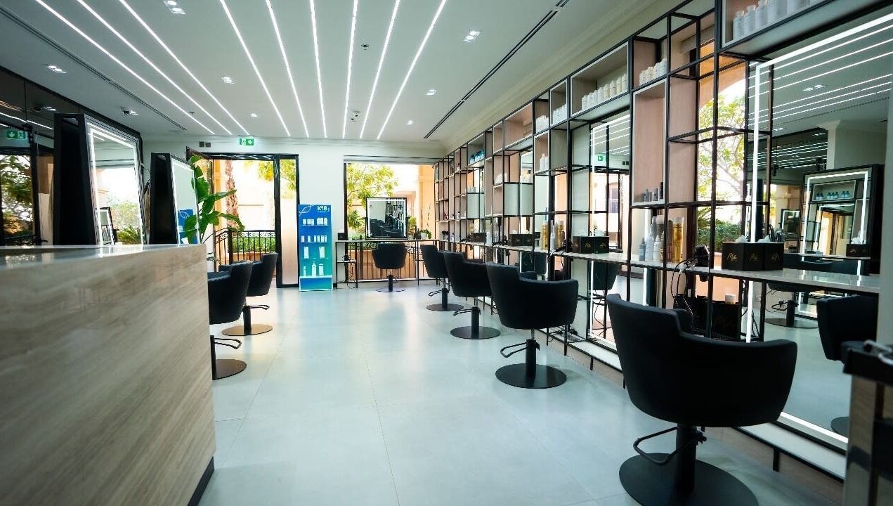 Modern interior of Mike's Beauty Lounge in أبو ظبي, أبو ظبي, AE with mirrors and styling chairs.