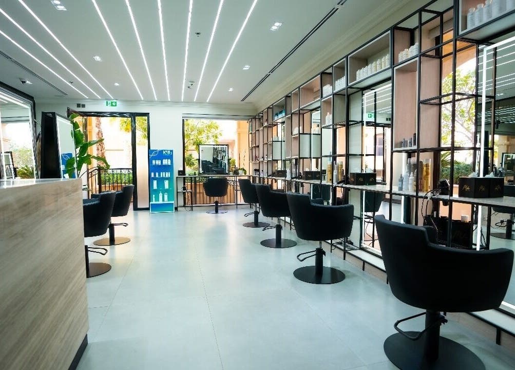 Modern interior of Mike's Beauty Lounge in أبو ظبي, أبو ظبي, AE with mirrors and styling chairs.