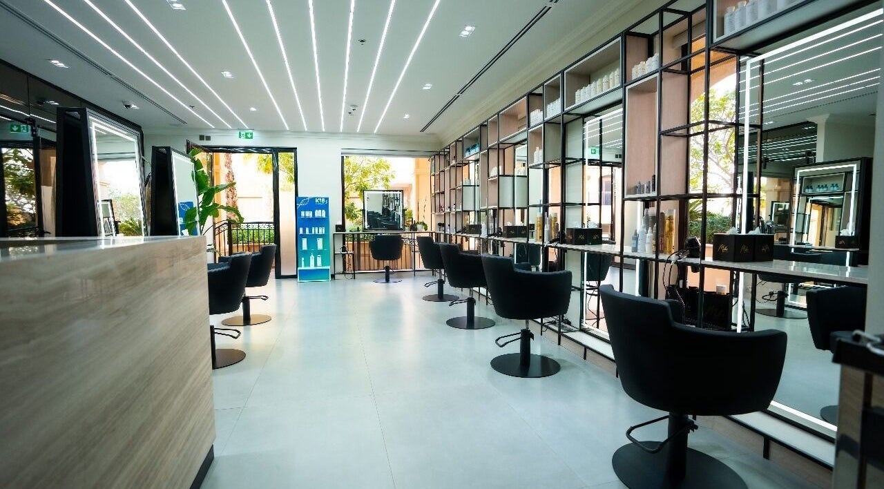 Modern interior of Mike's Beauty Lounge in أبو ظبي, أبو ظبي, AE with mirrors and styling chairs.