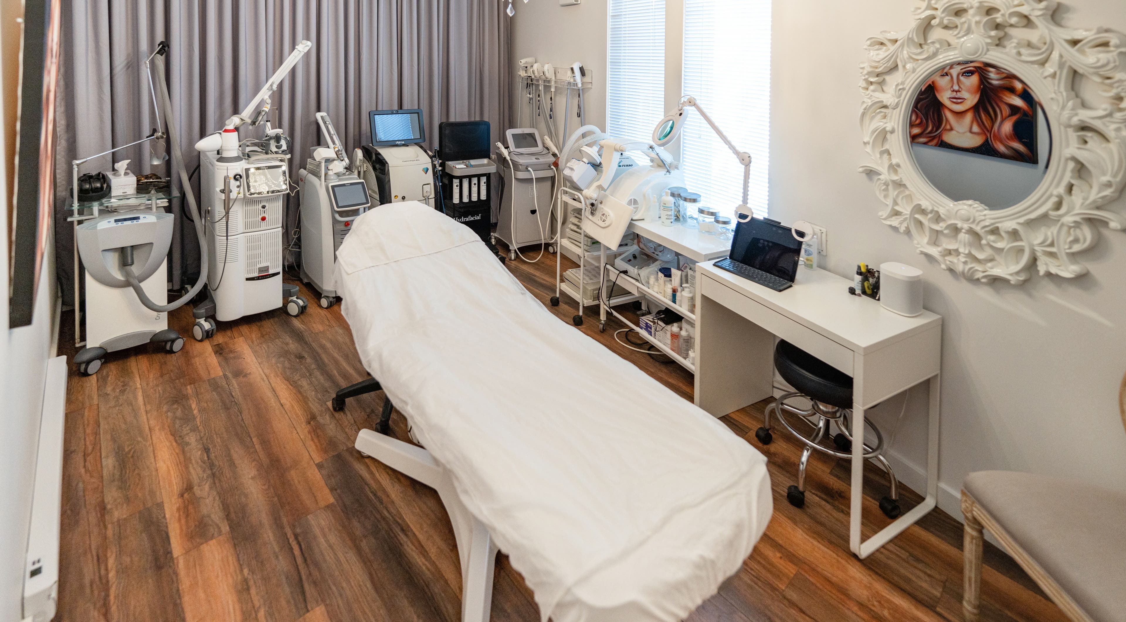 Salle de traitement moderne à Clinique Médico-Esthétique Arté-Beauté, Terrebonne, Québec, CA.