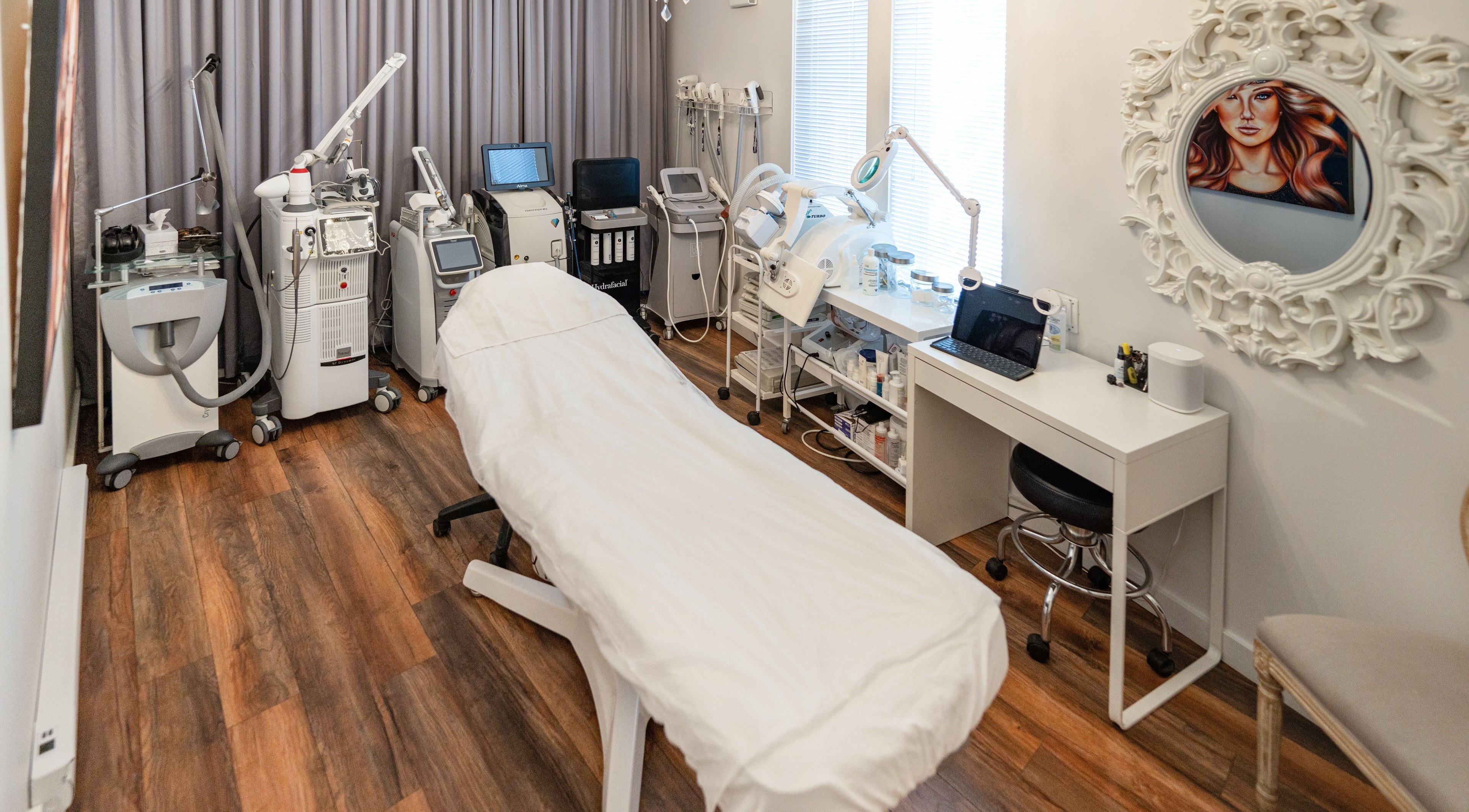 Salle de traitement moderne à Clinique Médico-Esthétique Arté-Beauté, Terrebonne, Québec, CA.