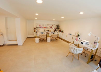 Intérieur chic de MV Beauty à embourg, Région Wallonne, BE, mettant en valeur un espace moderne et lumineux.
