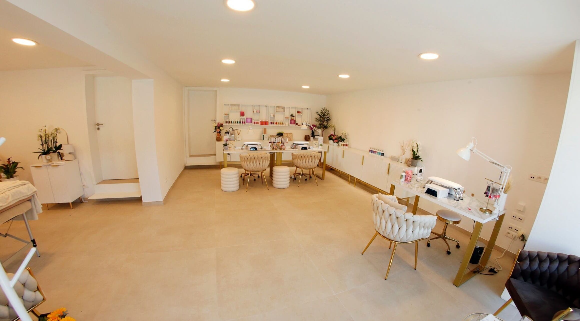 Intérieur chic de MV Beauty à embourg, Région Wallonne, BE, mettant en valeur un espace moderne et lumineux.