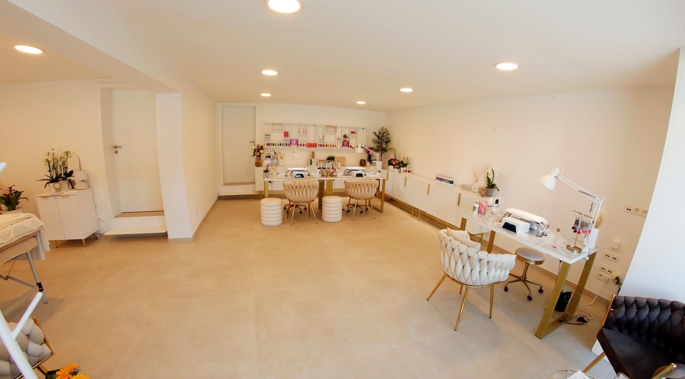 Intérieur chic de MV Beauty à embourg, Région Wallonne, BE, mettant en valeur un espace moderne et lumineux.