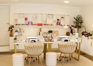 Espace élégant de MV Beauty à embourg, Région Wallonne, BE pour soins beauté avec décor moderne.