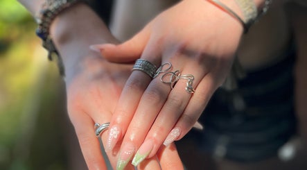 Manucure fleurie à Beauty’Nails by Stella, Deshaies, Basse-terre, GP. Style floral délicat et élégant.