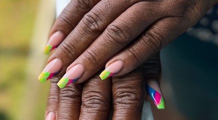 Design unique d'ongles colorés chez Beauty’Nails by Stella à Deshaies, Basse-terre, GP.