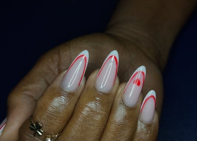 Design d'ongles élégants avec liseré rouge à Beauty’Nails by Stella, Deshaies, Basse-terre, GP.