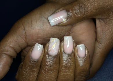 Manucure élégante à Beauty’Nails by Stella, Deshaies, Basse-terre, GP. Ongles brillants avec design délicat.