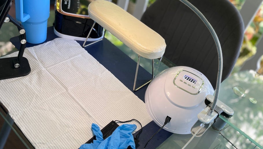 Table de soin moderne chez Beauty’Nails by Stella, Deshaies, Basse-terre, GP pour manucures élégantes.