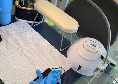 Table de soin moderne chez Beauty’Nails by Stella, Deshaies, Basse-terre, GP pour manucures élégantes.