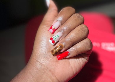 Manucure artistique chez Beauty’Nails by Stella à Deshaies, Basse-terre, GP avec motifs cerise.