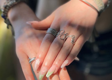 Nail art floral chez Beauty’Nails by Stella, Deshaies, Basse-terre, GP.