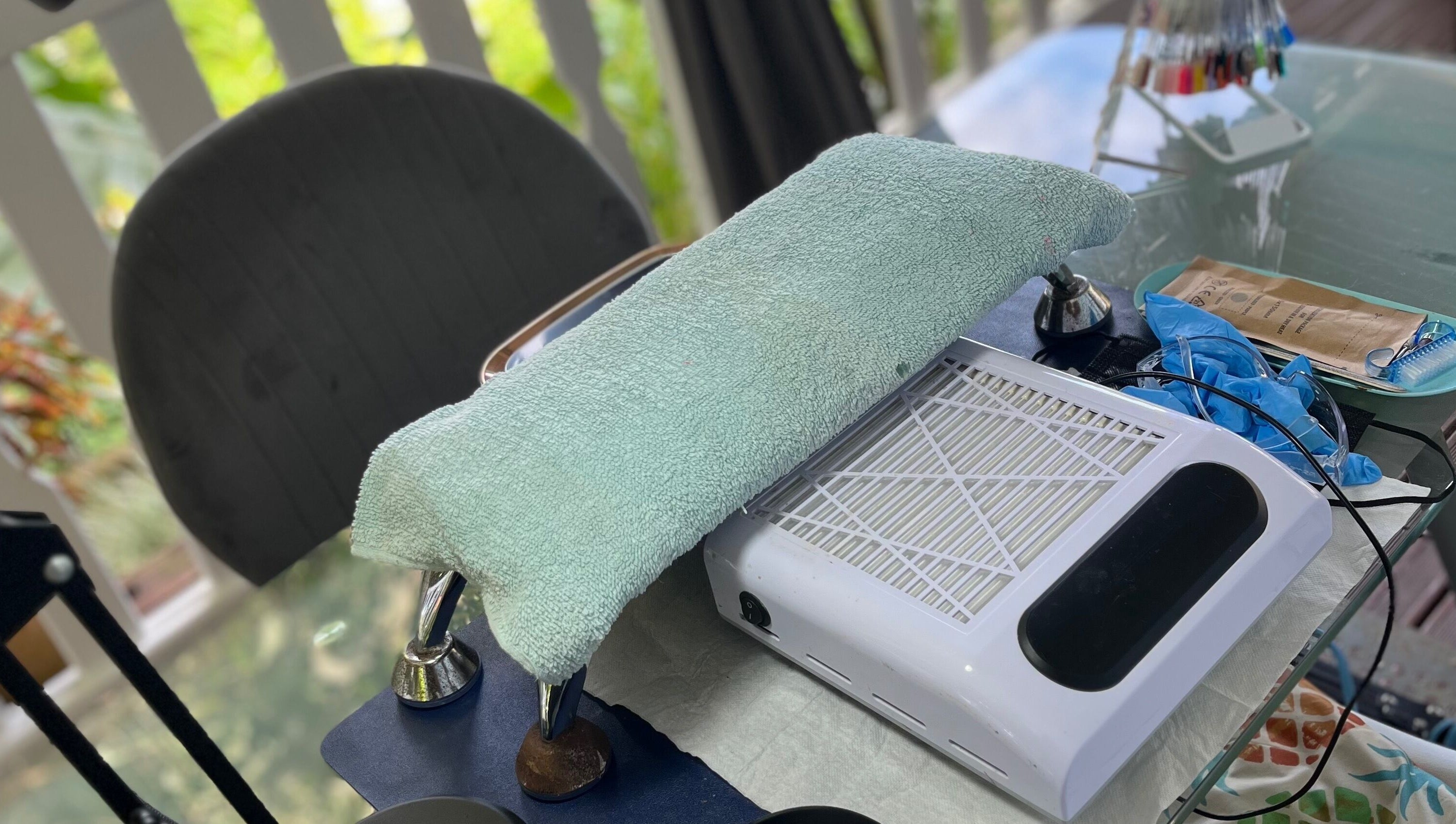 Station de manucure chez Beauty’Nails by Stella à Deshaies, Basse-terre, GP avec coussin vert et équipement.