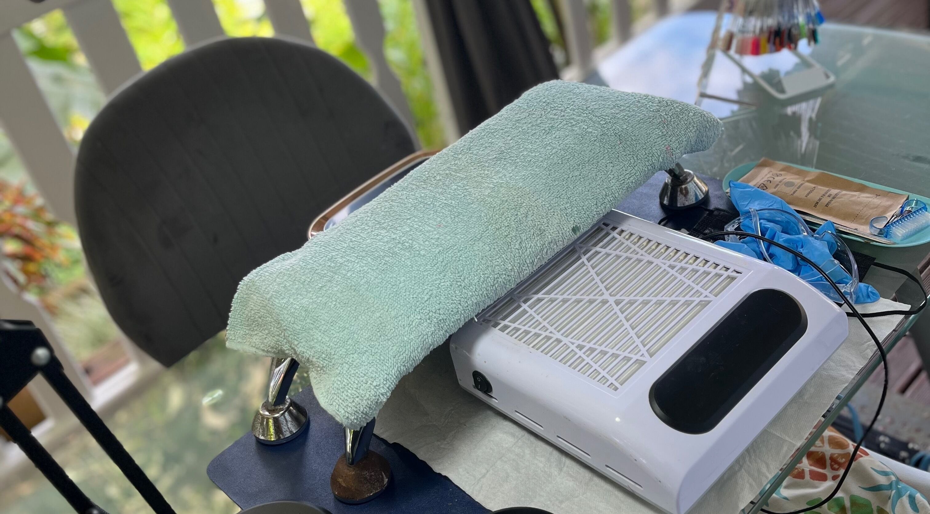 Station de manucure chez Beauty’Nails by Stella à Deshaies, Basse-terre, GP avec coussin vert et équipement.