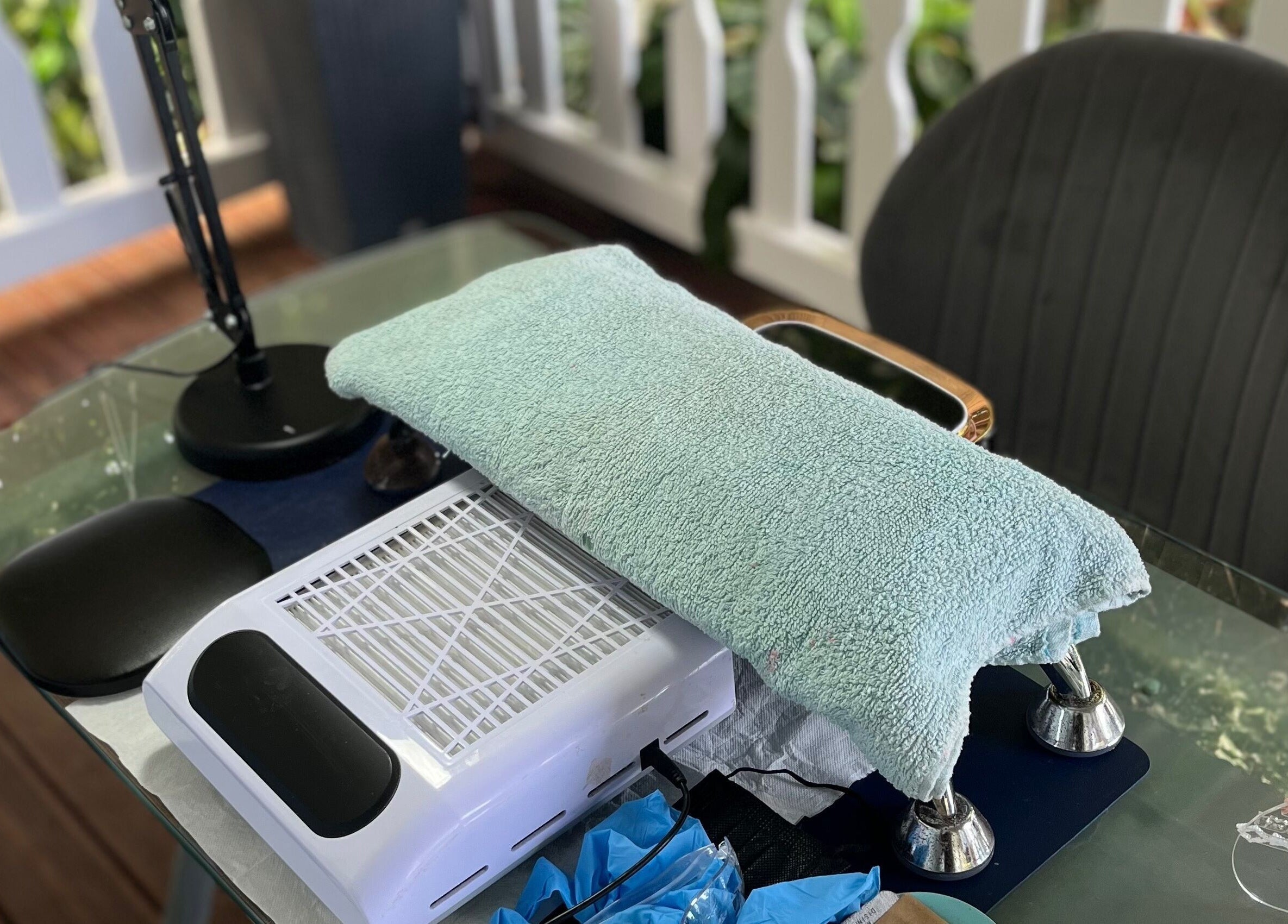 Table de soin à Beauty’Nails by Stella, Deshaies, Basse-terre, GP pour manucure relaxante.