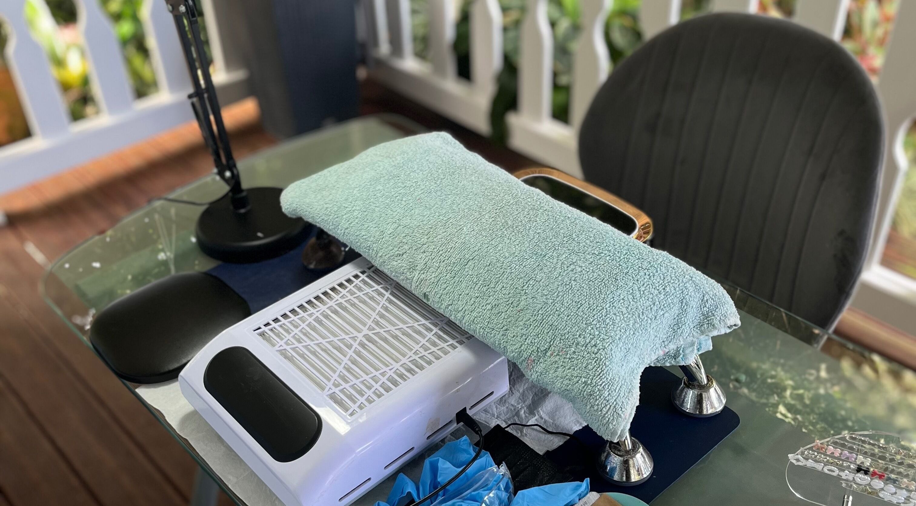 Table de soin à Beauty’Nails by Stella, Deshaies, Basse-terre, GP pour manucure relaxante.