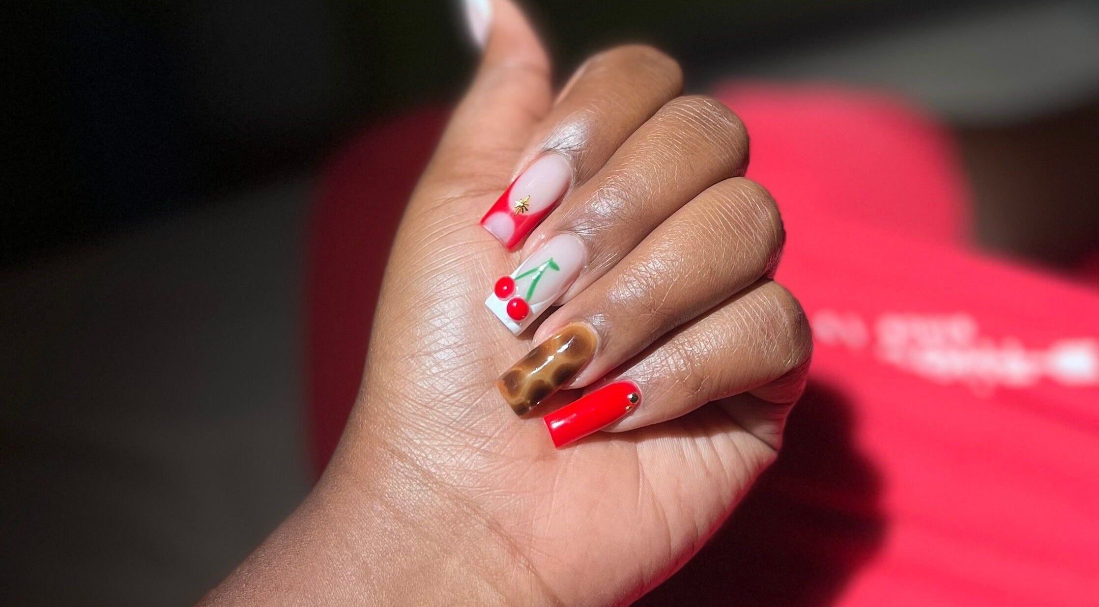 Conception ongles à Beauty’Nails by Stella, Deshaies, Basse-terre, GP, avec motifs cerises et marbre.