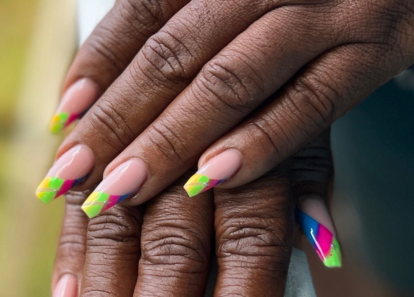 Manucure colorée à Beauty’Nails by Stella, Deshaies, Basse-terre, GP. Ongles artistiques vibrants.