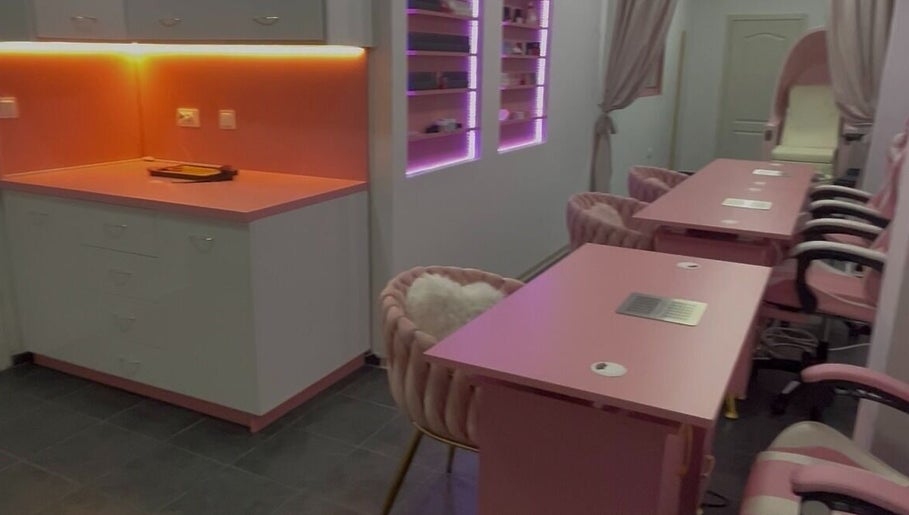 Салон с розов интериор в The Pink Castle, София, Област София, BG, предоставящ уютно изживяване.