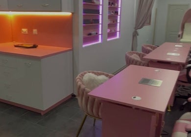 Салон с розов интериор в The Pink Castle, София, Област София, BG, предоставящ уютно изживяване.